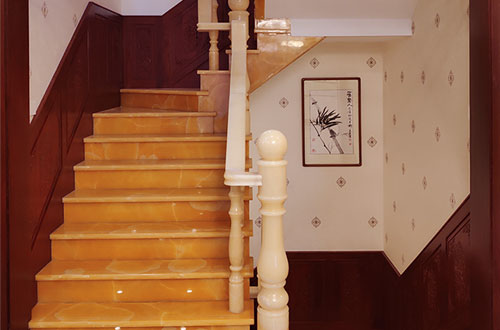 楚雄中式别墅室内汉白玉石楼梯的定制安装装饰效果